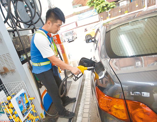 受到疫情无法出国，只能在国内趴趴走影响，2020年汽油销售量直直上升，创3年来新高。（本报资料照片）