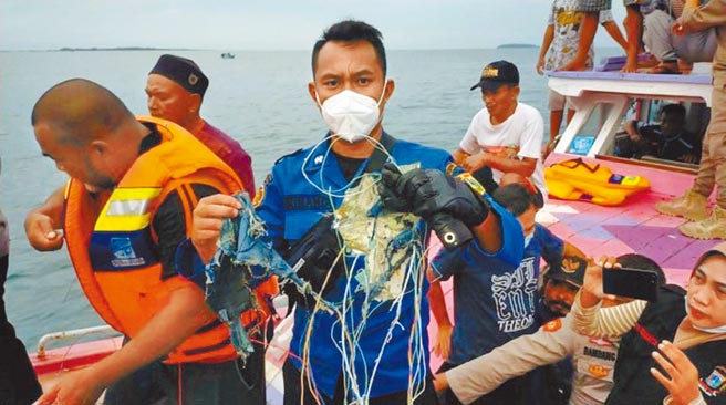 印尼三佛齐航空的波音737-500型客机9日下午失事。巡逻船在附近海域打捞到残骸。（路透）