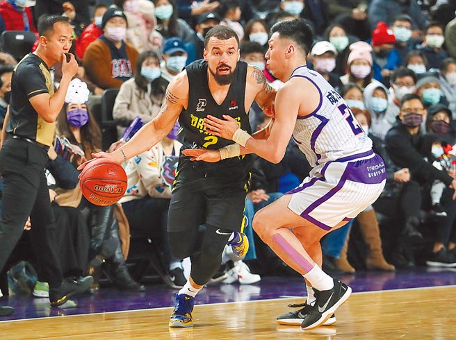 台新夢想家隊9日擊敗新竹街口攻城獅隊，洋將塔克（黑衣）攻下全場最高的41分。（中央社）