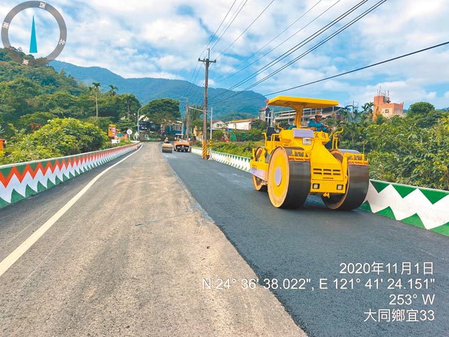 宜蘭縣政府對轄內道路維管施工有一套嚴謹辦法，能克服多雨潮濕環境。（宜蘭縣政府提供／胡健森宜蘭傳真）