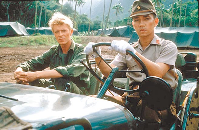 大岛渚经典名作《俘虏》，大胆挑战同志议题，批判的却是战争与政治。（摘自网路）