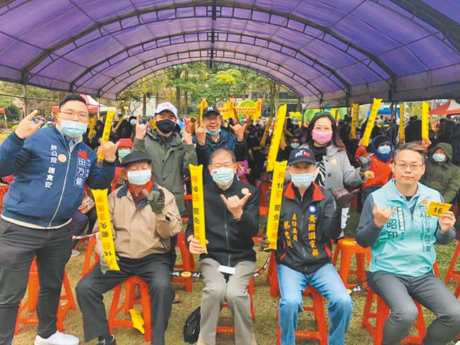 罷王總部9日以園遊會及民主講堂做宣傳，希望衝出罷王投票率。（呂筱蟬攝）