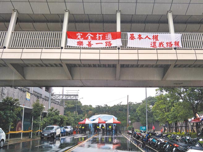 桃園市龜山區文青里日前懸掛「完全打通樂善一路」、「基本人權還我路權」布條，希望政府重視居民飽受塞車之苦的困擾。（賴佑維攝）