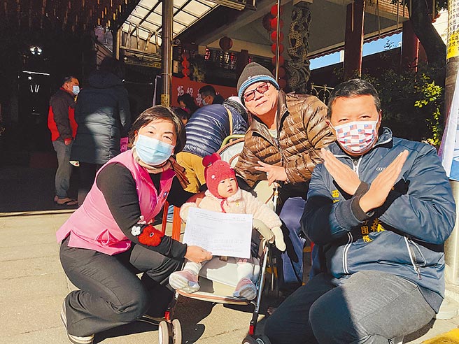 立委杨琼璎（左）号召民眾响应「反莱猪、公投併大选」连署，拒绝下一代食莱猪。（王文吉摄）