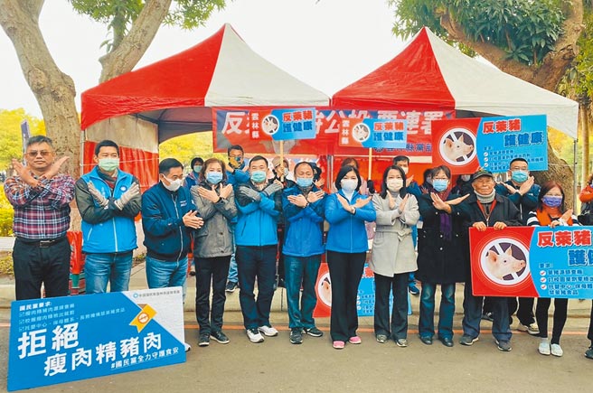 云林县长张丽善（左七）9日在绿色隧道号召民眾连署「还我公投」、「反莱猪公投」2项公投案第二阶段。（国民党云林县党部提供／周丽兰云林传真）