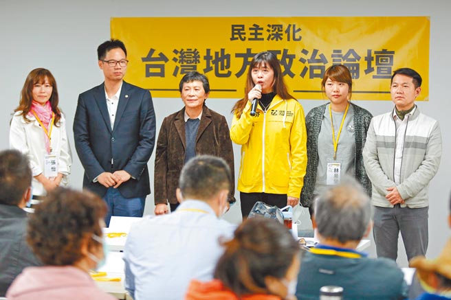 「民主深化论坛：台湾地方政治论坛」南部场9日在高雄举行，立委陈椒华（左三）、高市议员林于凯（右一）等人与南部NGO组织及公民团体对话。（袁庭尧摄）