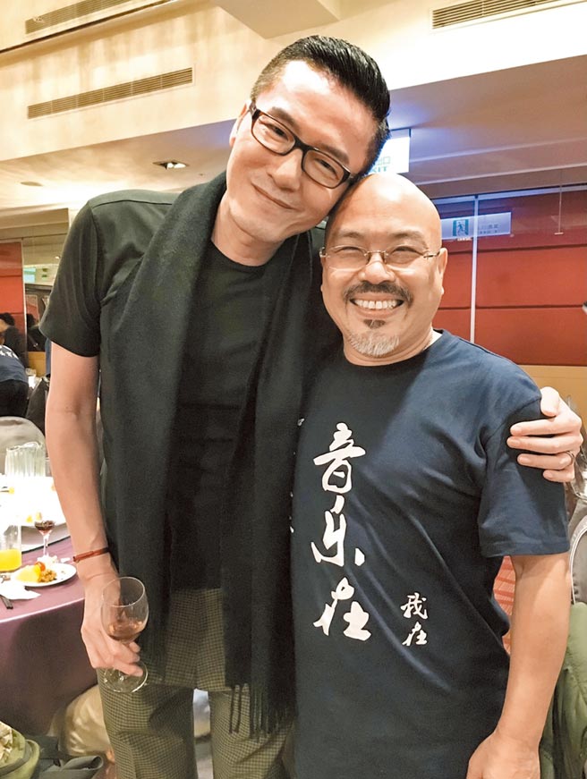 天天（左）和李琪交情不错，此次邀李琪演奏〈何日君再来〉。（天天提供）