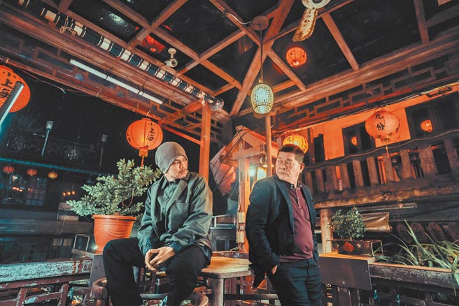 黃明志（左）邀澎恰恰演出〈笑著回家〉MV。（亞洲通文創提供）