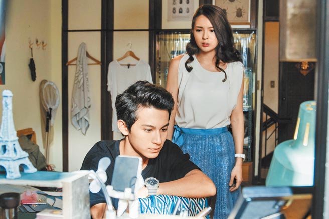 黃沐妍（右）在劇中被愛慕者林暉閔跟蹤。（HBO Asia提供）