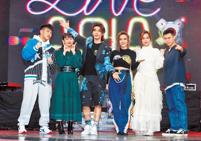 炎亞綸（左三）昨出席主持直播音樂節目記者會，屁孩（左起）、李芷婷、閻奕格、林芯儀、曾昱嘉特別站台祝賀。（三立提供）