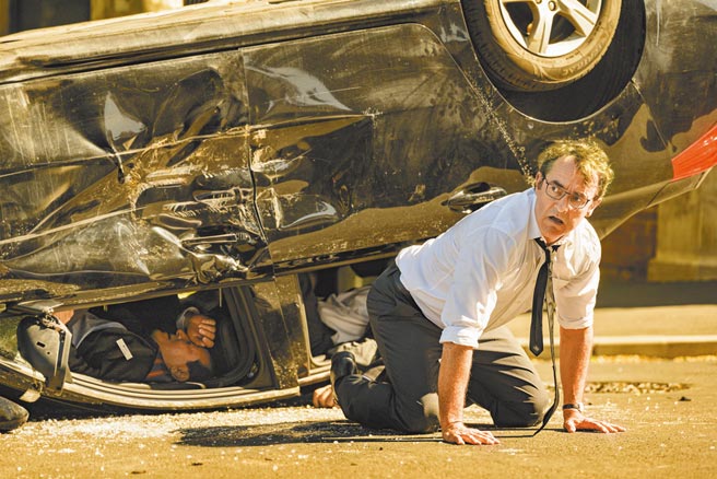 亞伯杜龐帝自導自演，帶來荒誕幽默的喜劇。（捷傑電影提供）