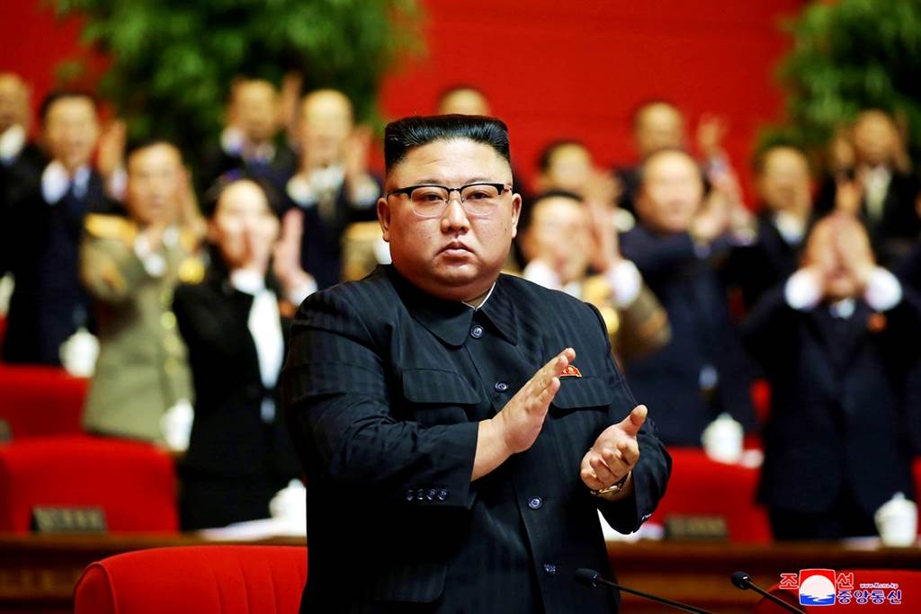 北韓最高領導人金正恩10日被推舉為勞動黨總書記，令人訝異的是，胞妹金與正並未被選為政治局候補委員，也沒有列入勞動黨部長名單。（圖／路透社、朝中社）