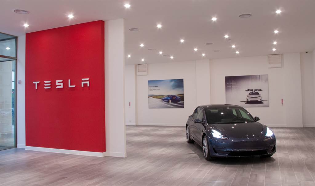 南臺灣首座 Tesla Center 高雄服務體驗中心開幕，Model 3 白色內裝現貨車首次限量開放！
