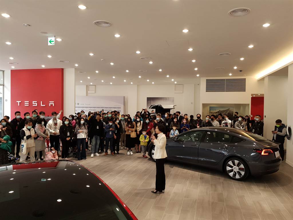 南臺灣首座 Tesla Center 高雄服務體驗中心開幕，Model 3 白色內裝現貨車首次限量開放！

