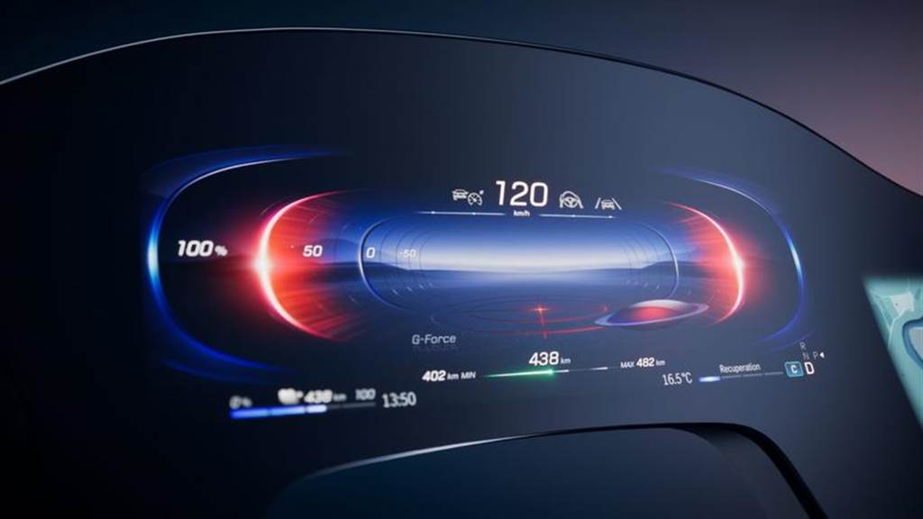 賓士全新 MBUX Hyperscreen 影音娛樂系統！56 吋巨型 OLED 螢幕「零層級」無縫操作