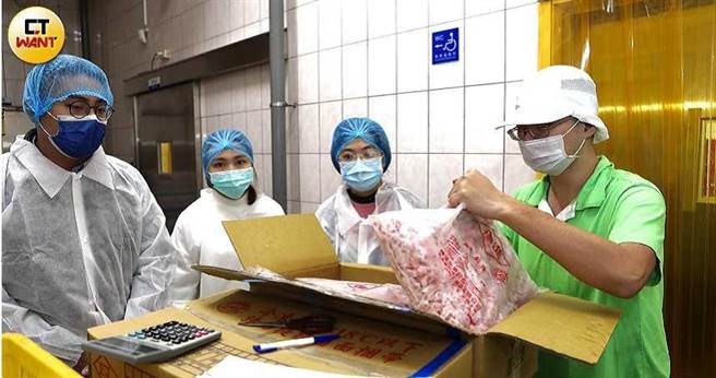 部分業者被迫從進口豬改用國產豬，整個SOP都需要大修改，對中央廚房來說根本就是「打掉重練」。（圖／王永泰攝）