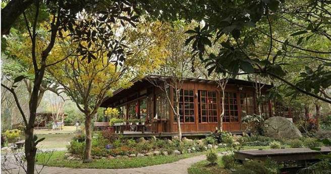 漫步在绿意围绕的美丽森林院子，十分悠閒惬意。（图／于鲁光摄）