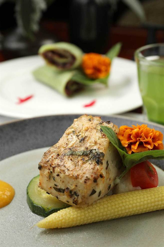 「香烤马告鬼头刀」上桌前再加入马告，具有为鬼头刀风味画龙点睛。（图／于鲁光摄）