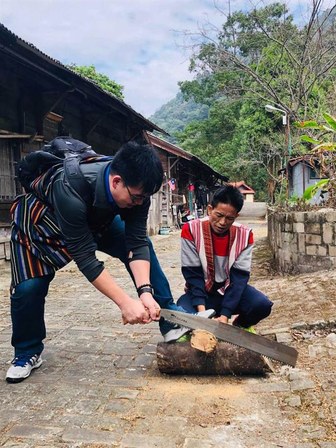 「泰好玩猎人体验营」的成年礼猎人试验，带游客体验原住民锯木头的乐趣。（图／余玫铃摄）