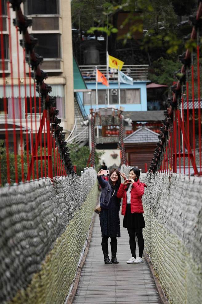 当地最具代表性的吊桥「谷关吊桥」，是早期居民仰赖生活的重要通道。（图／于鲁光摄）