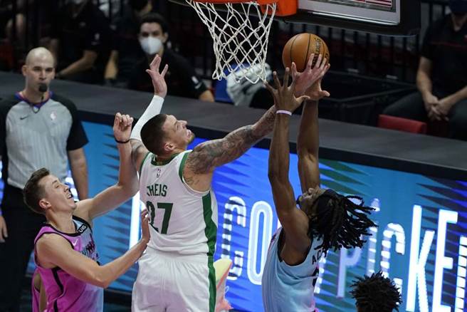 塞尔提克勉强凑齐8人，但热火的人数不足导致比赛延期。（美联社资料照）