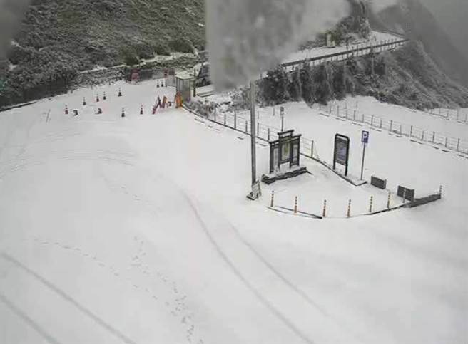 合歡山雪況盛大，停車場已不見路面。（翻攝即時影像監視器）