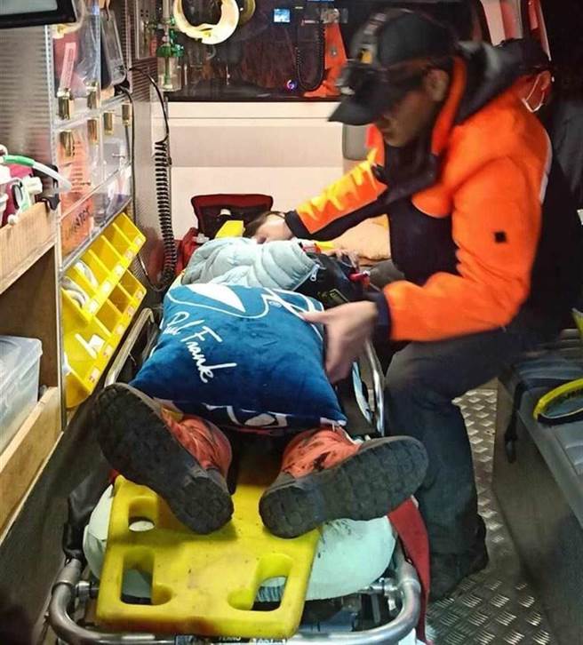 宾士车坠谷100公尺，一家五口获救。（南投县消防局提供／廖志晃南投传真）