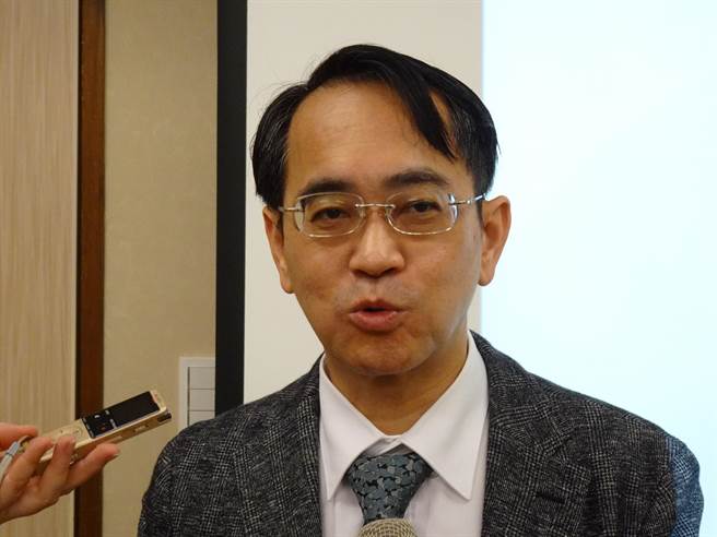 高雄長庚醫院開設南台灣第一個環境醫學門診，找來林口長庚腎臟科系教授顏宗海定期看診。（林宏聰攝）