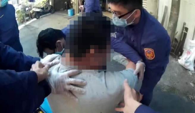 路竹區一名男子情緒失控，警方到場制伏他並送醫。（翻攝照片／林瑞益高雄傳真）