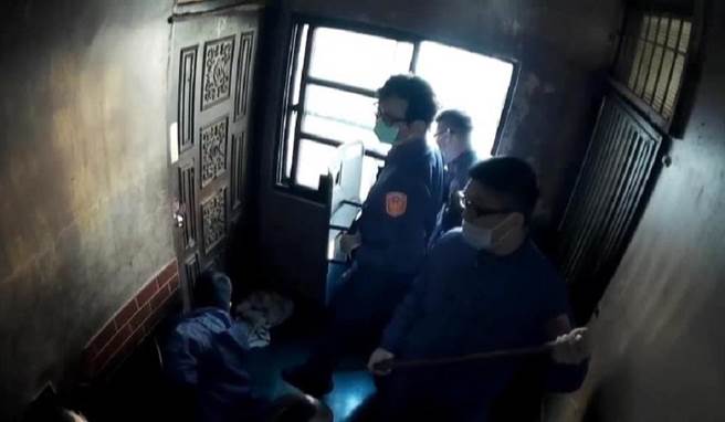 路竹區一名男子情緒失控，警方獲報到場，準備破門而入。（翻攝照片／林瑞益高雄傳真）