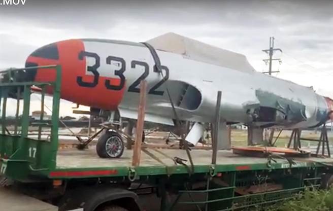 1架喷射式T33教练机今早出现在台东市街头。（翻摄画面）