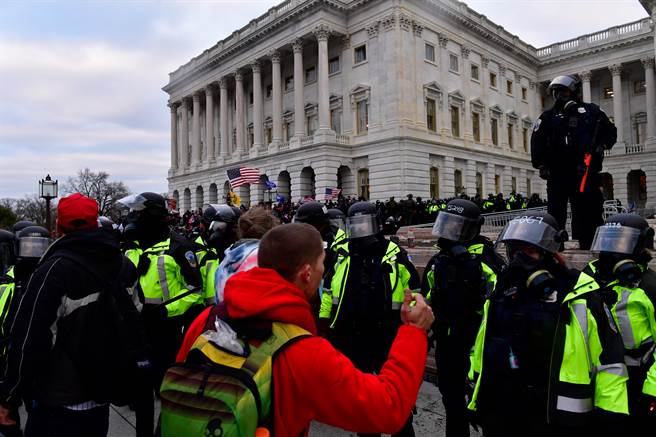總統川普支持者6日攻擊國會大廈後，目前已啟動至少25起的境內恐攻案。(圖/shutterstock)