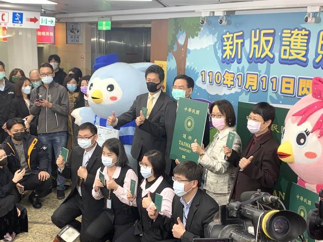 外交部长吴钊燮今天早上视察新版晶片护照发行。（杨孟立摄）