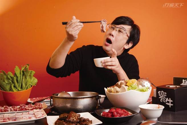部落客小虎自稱吃貨，超愛吃牛肉，大推「饗牛」，讓他不用跑到台南，在台北就能喝到新鮮的牛肉湯。(圖／行遍天下提供)