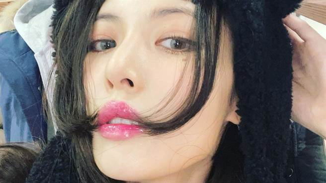 泫雅近日在IG上晒出工作侧拍秀火辣曲线。（图／IG@hyunah_aa）