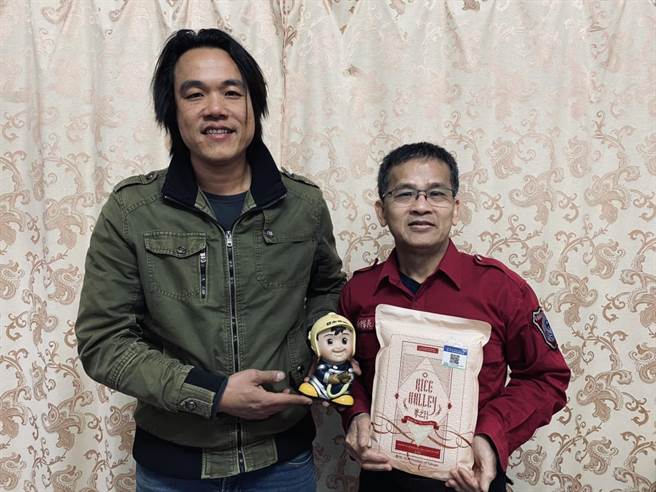 池上青农魏瑞廷捐良质米慰劳辛苦的打火弟兄。（民眾提供）