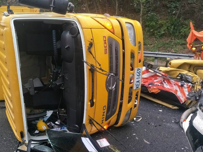 国道3竹林交流道附近路段，国道扫地车被联结车撞翻，车内2名工人受伤，造成南下车道严重回堵。（新竹县消防局提供／罗浚滨新竹传真）