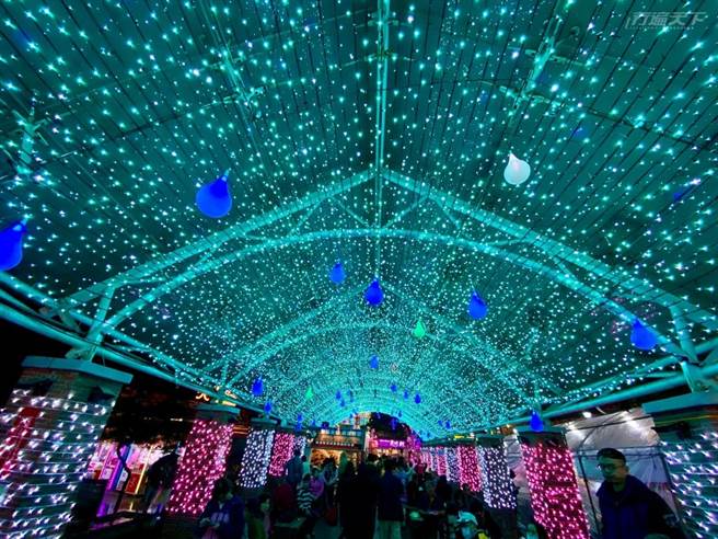 有如漫天星斗映照的燈飾光廊讓冬夜增添了溫暖。(圖／行遍天下提供)