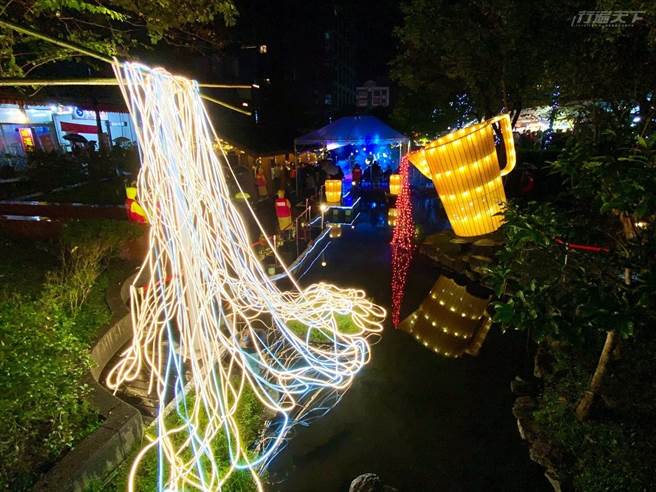 模擬筷子夾拉麵的光流，呈現溫泉拉麵有趣意象。(圖／行遍天下提供)