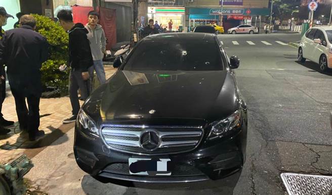 高雄市三民区深夜惊传枪响，河北二路上1辆停放在路旁的宾士车遭歹徒用瓦斯钢珠枪损毁。（翻摄画面／洪浩轩高雄传真）