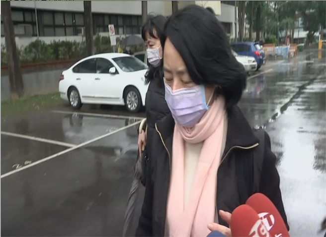 博达公司前董事长叶素菲因掏空案入监服刑，11日上午8点半赴士林地检署观护人处报到。（图／民眾提供）