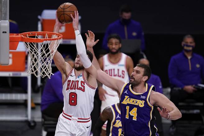 湖人中锋马克盖索(右)阻挡对手切入失败。（美联社资料照）