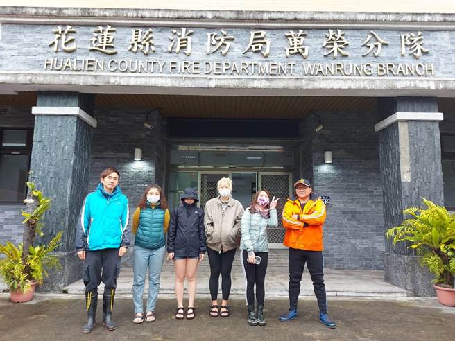 4名受困女游客感谢万荣分队协助她们顺利过河。（花莲县消防局提供／罗亦晽花莲传真）