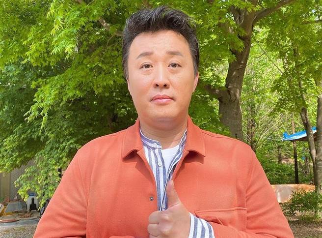 郑埻夏亲自端饭外送。(图/翻摄自郑埻夏IG)