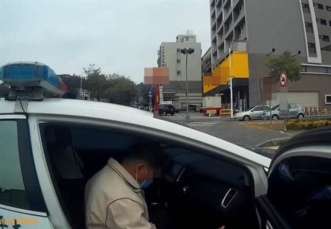 员警发现70多岁的王姓老翁低血糖险昏厥，不但提供餐点还护送返家。（台中太平警分局提供／冯惠宜台中传真）