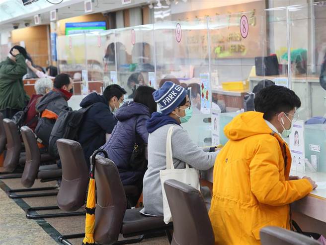 民眾起個大早至領務局申辦新版護照。（陳怡誠攝）