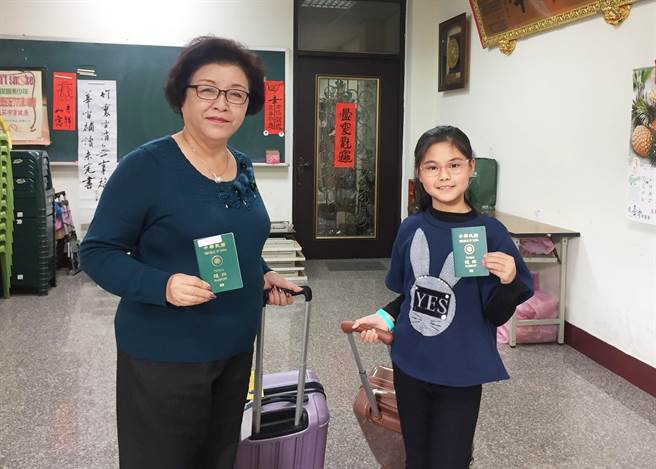 市議員邱素貞表示，希望疫情結束後，可拿著新版的「TAIWAN」意象護照出國，向國外友人大聲說出「我來自台灣！」。（市議員邱素貞提供／陳世宗台中傳真）