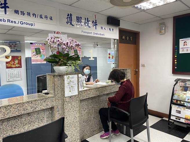 今天換證的蕭姓民眾一早8點多就的外交部東部辦事處辦理換照，期盼能藉換新護照能在新年有新氣象。（羅亦晽攝）