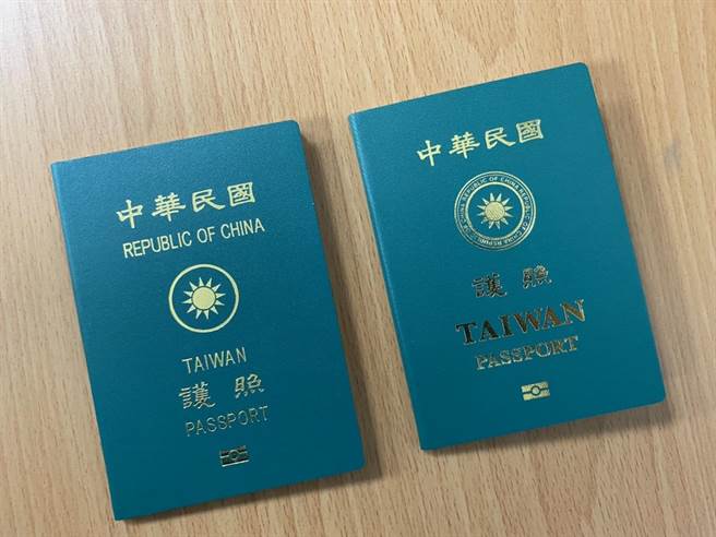新版護照（右）保留現行護照（左）的元素及架構，放大「TAIWAN」字樣，並將英文國名「REPUBLIC OF CHINA」環繞國徽外圈提升辨識度，整體而言簡單大方又美觀。（羅亦晽攝）