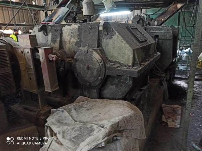 台南市永康区一家橡胶工厂11日中午12时半发生一起工安意外，一名20岁男性员工因遭机械卷入，不幸身亡。（读者提供／李宜杰台南传真）